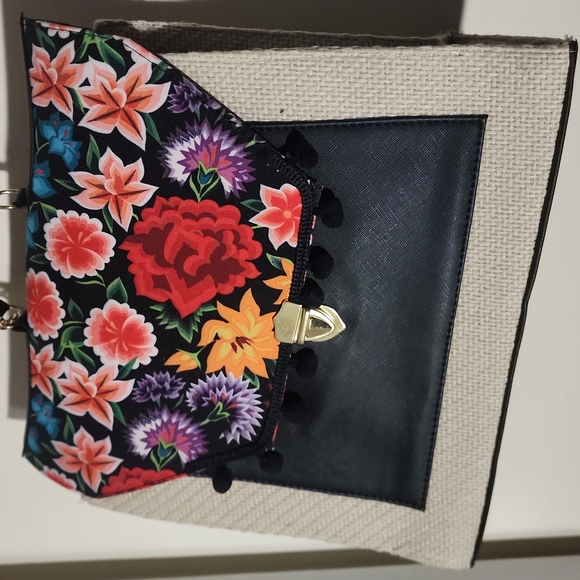 Handbags - Floral Black Clutch